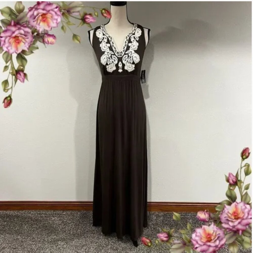 Halter maxi dress with embroidered details and sequins